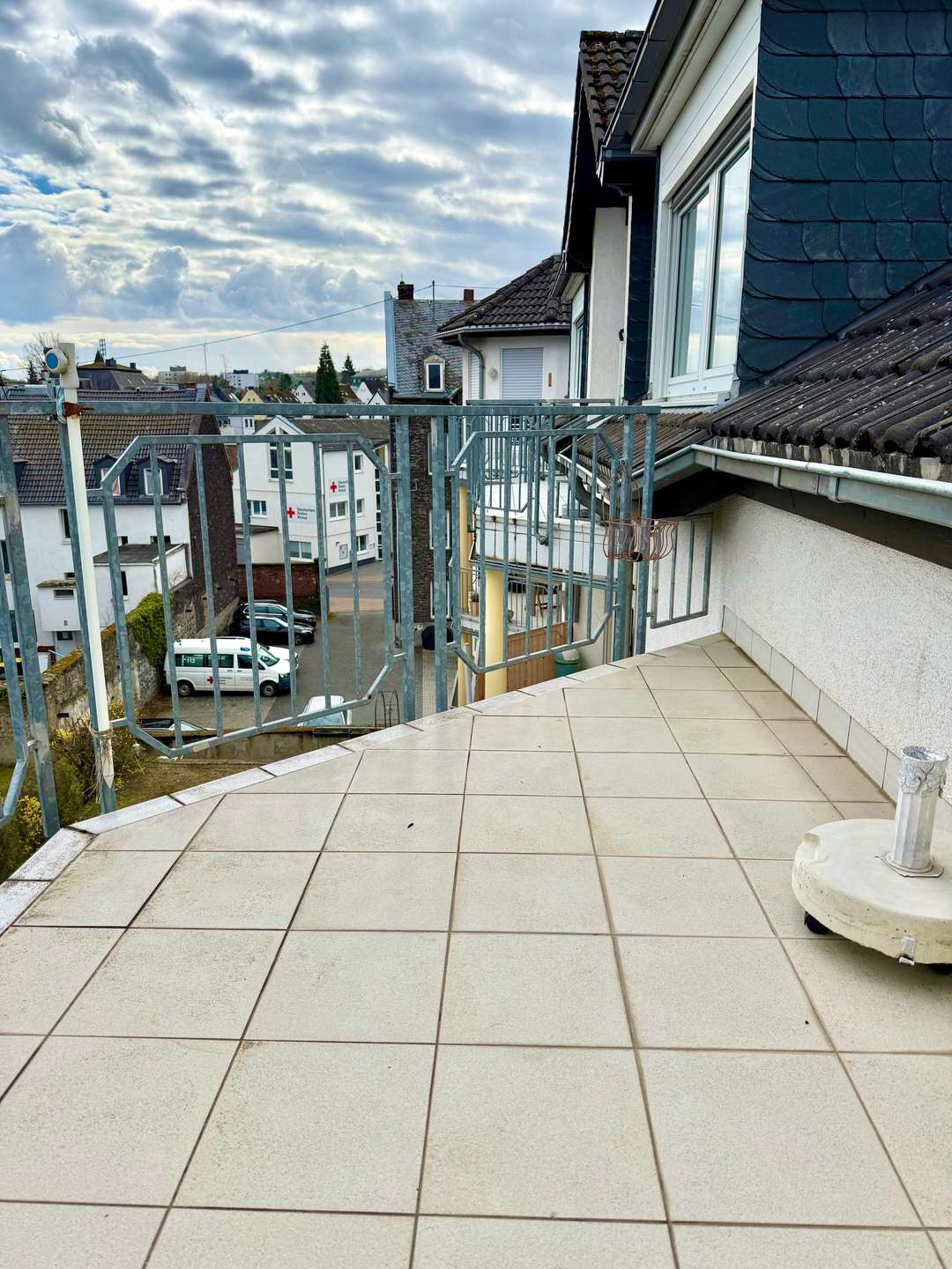 Hell und gro&szlig;z&uuml;gig - mit Blick auf die Burg